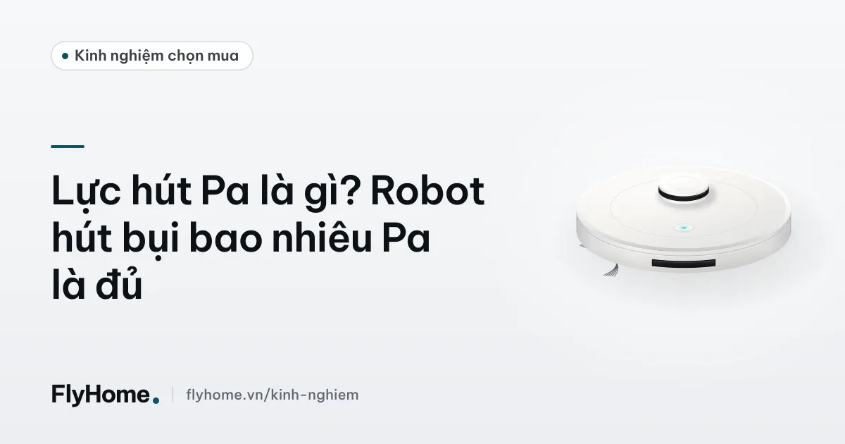 Cận cảnh đáy robot hút bụi với chổi chính và cửa hút trên sàn gỗ